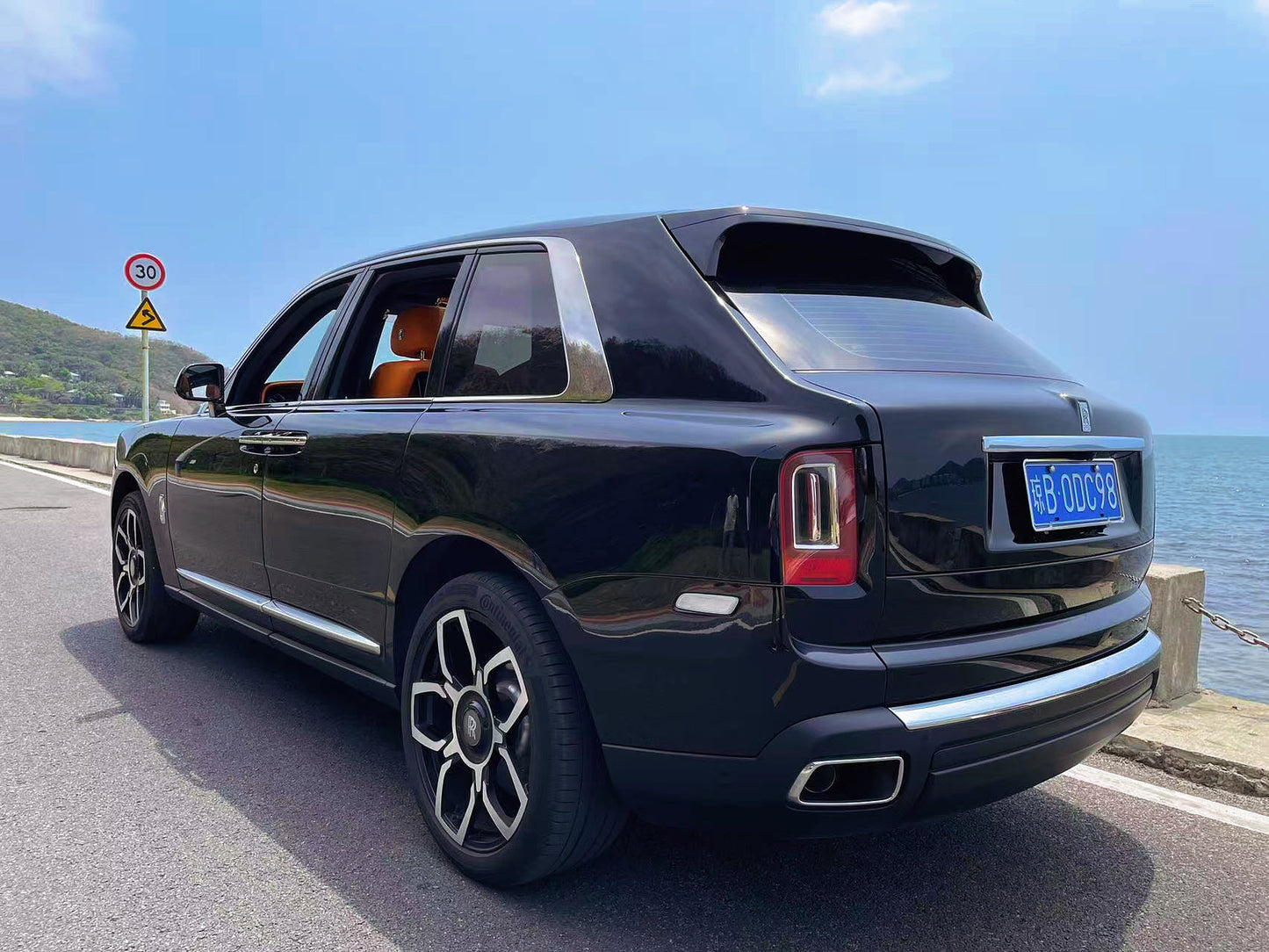 Rolls-Royce Cullinan - Услуги Персонального Шофера.