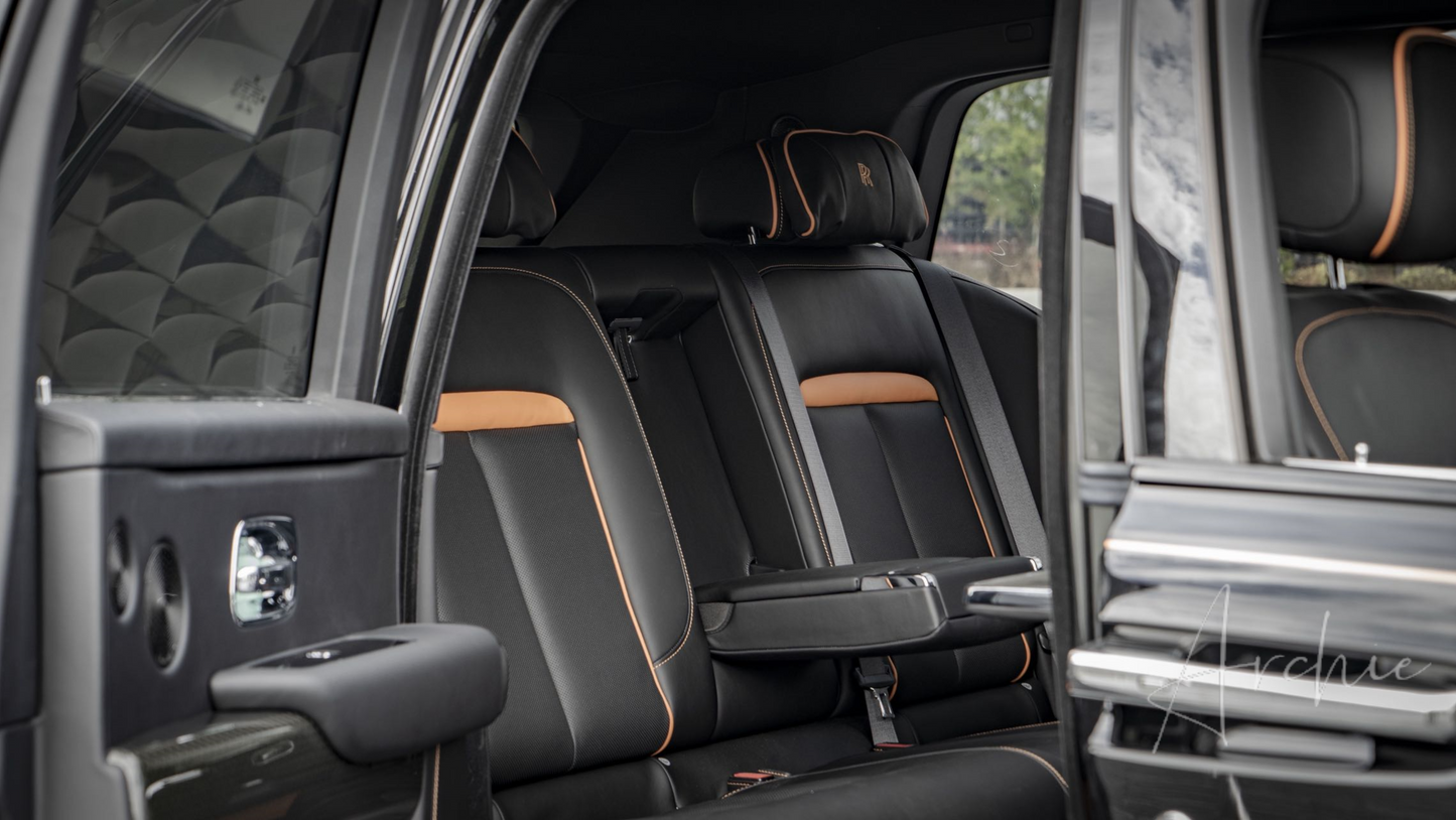 Rolls-Royce Cullinan Black Badge - Услуги персонального водителя.