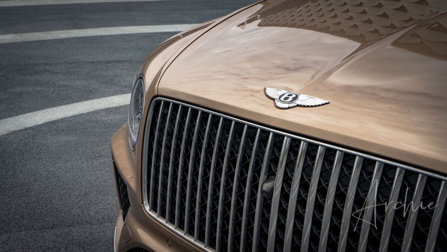 Bentley Bentayga Gold - Услуги личного водителя.